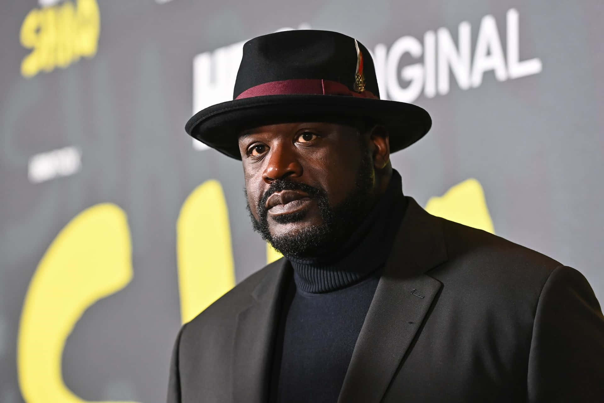 Shaq Dalam Topi Hitam Dan Turtleneck Wallpaper