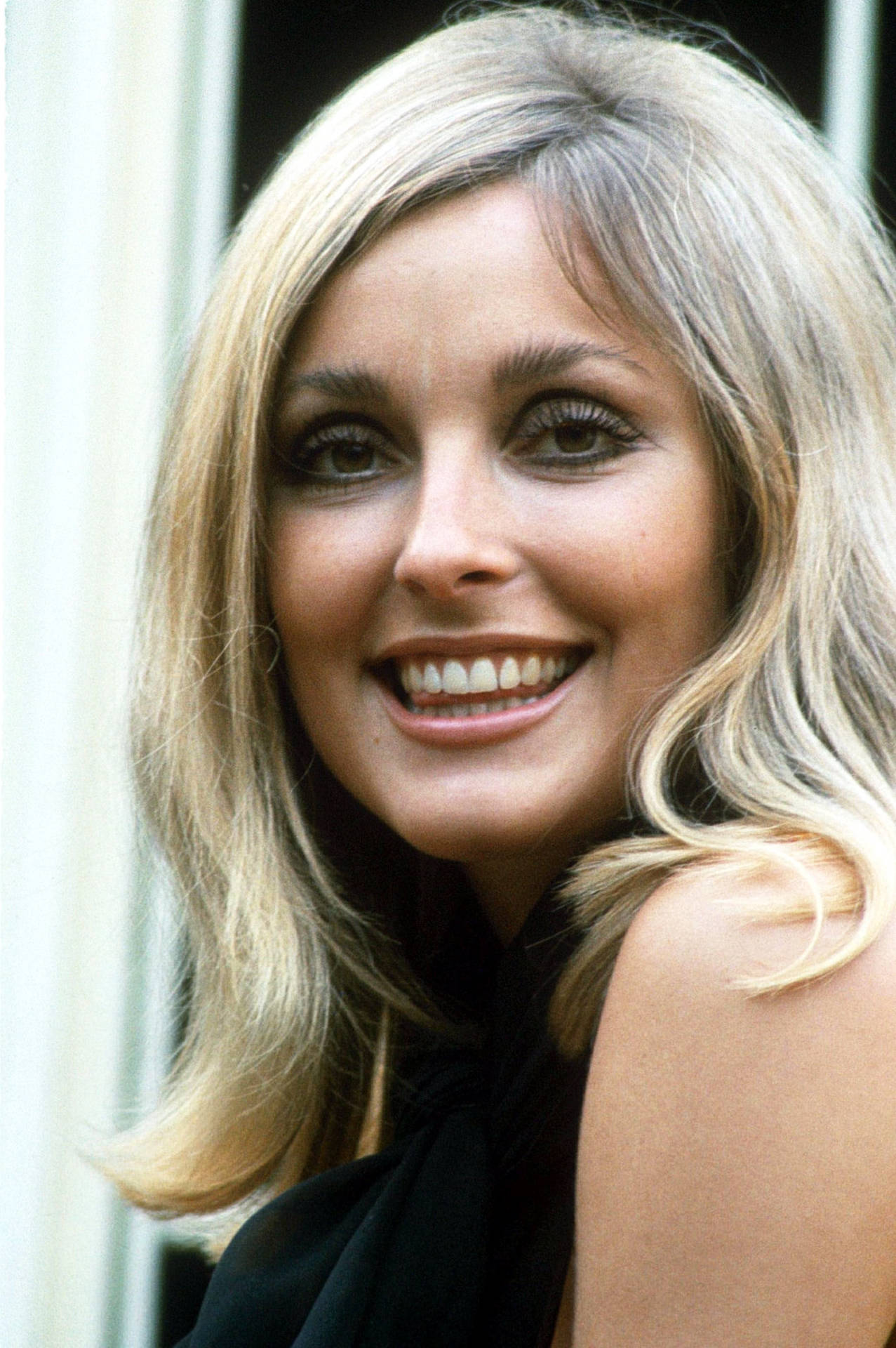 Sharontate Tjusigt Leende. (this Is A Direct Translation, But Please Note That In Swedish, It Is Less Common To Use A Person's Name Followed By An Adjective To Describe Them. It May Be More Appropriate To Use A Full Sentence When Referring To Someone's Smile As Charming, Such As 