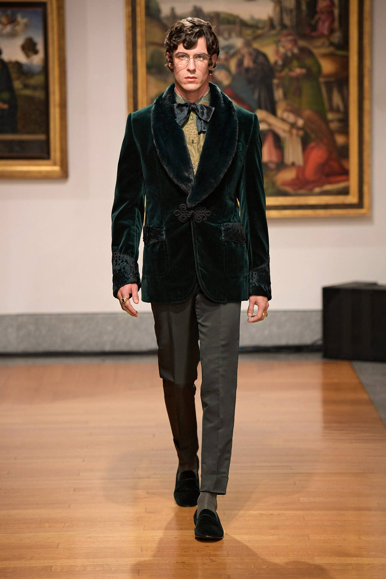 Skarpt påklædt herremodel iført Dolce And Gabbana Wallpaper