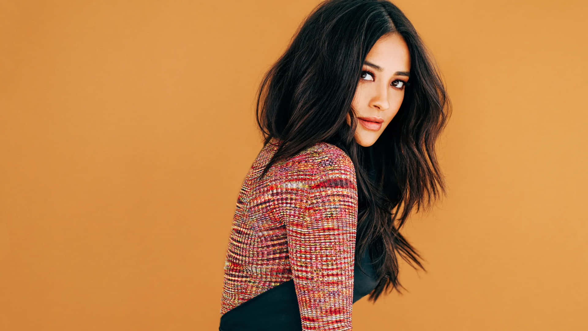 Shay Mitchell Glance Over Shoulder Wallpaper
