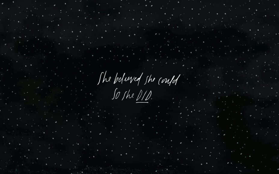 Unfondo Negro Con Estrellas Y Las Palabras 'nadie Nace En La Oscuridad'. Fondo de pantalla