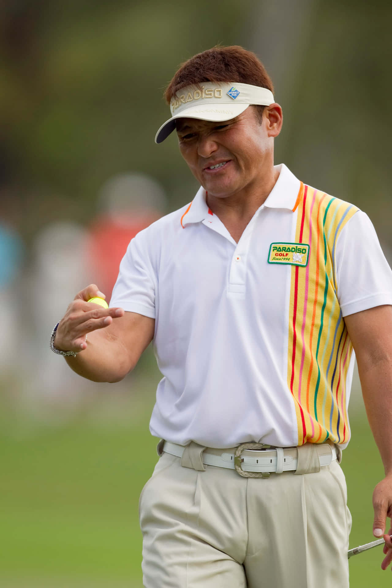 Shigekimaruyama Håller En Golfboll. Wallpaper