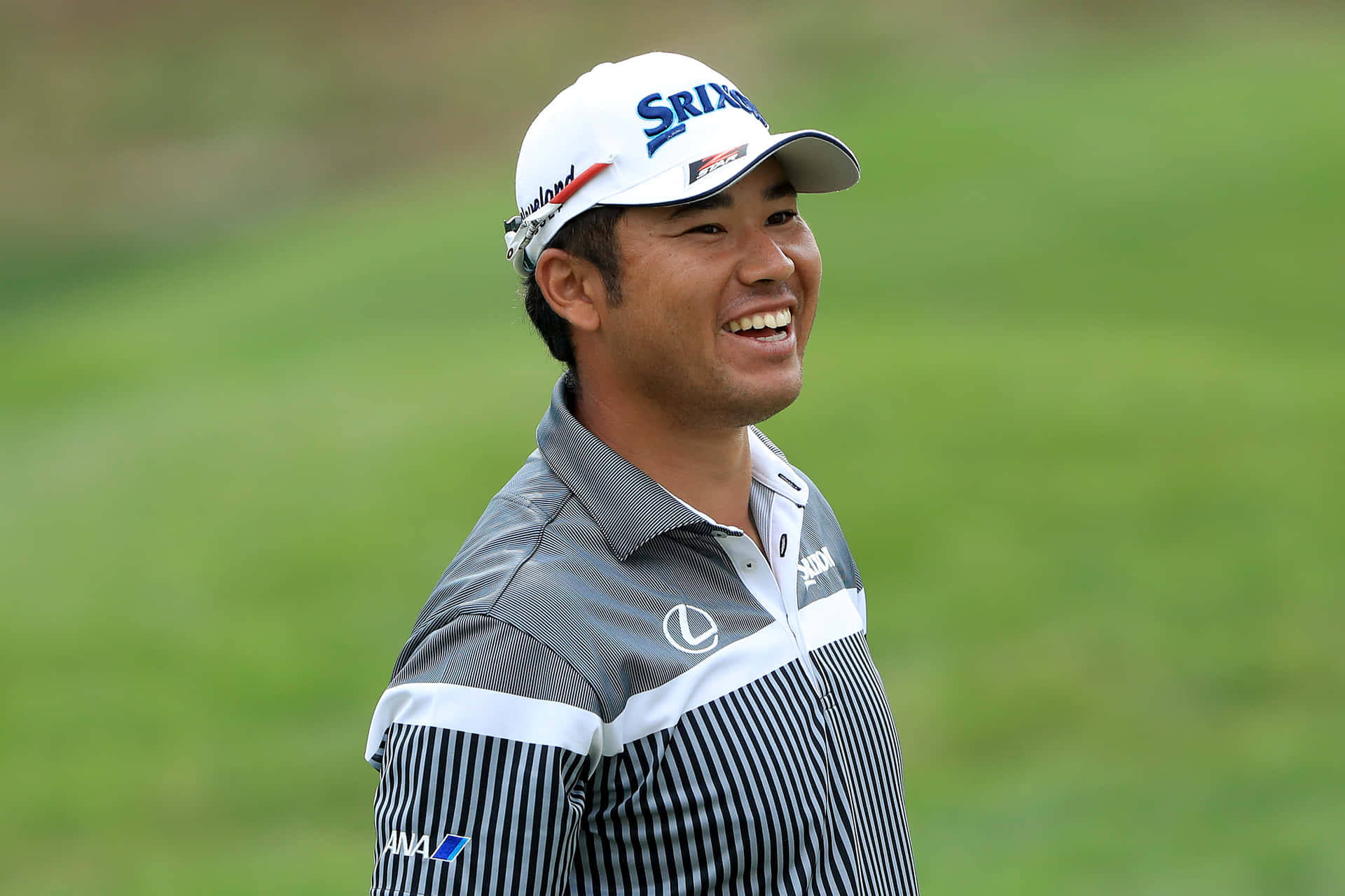 Shigekimaruyama Sonriendo En El Campo De Golf. Fondo de pantalla