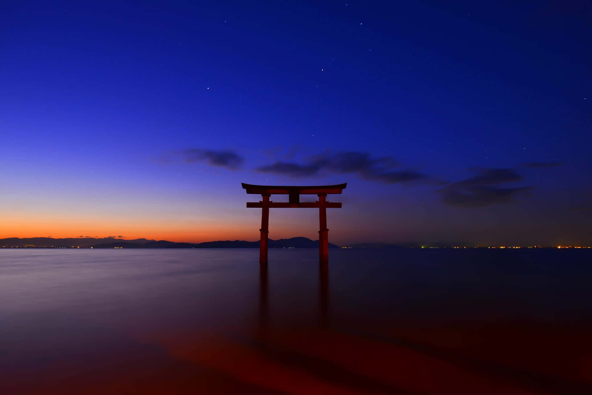 Fondode Pantalla: Tranquilo Santuario Shinto Rodeado De Naturaleza Fondo de pantalla