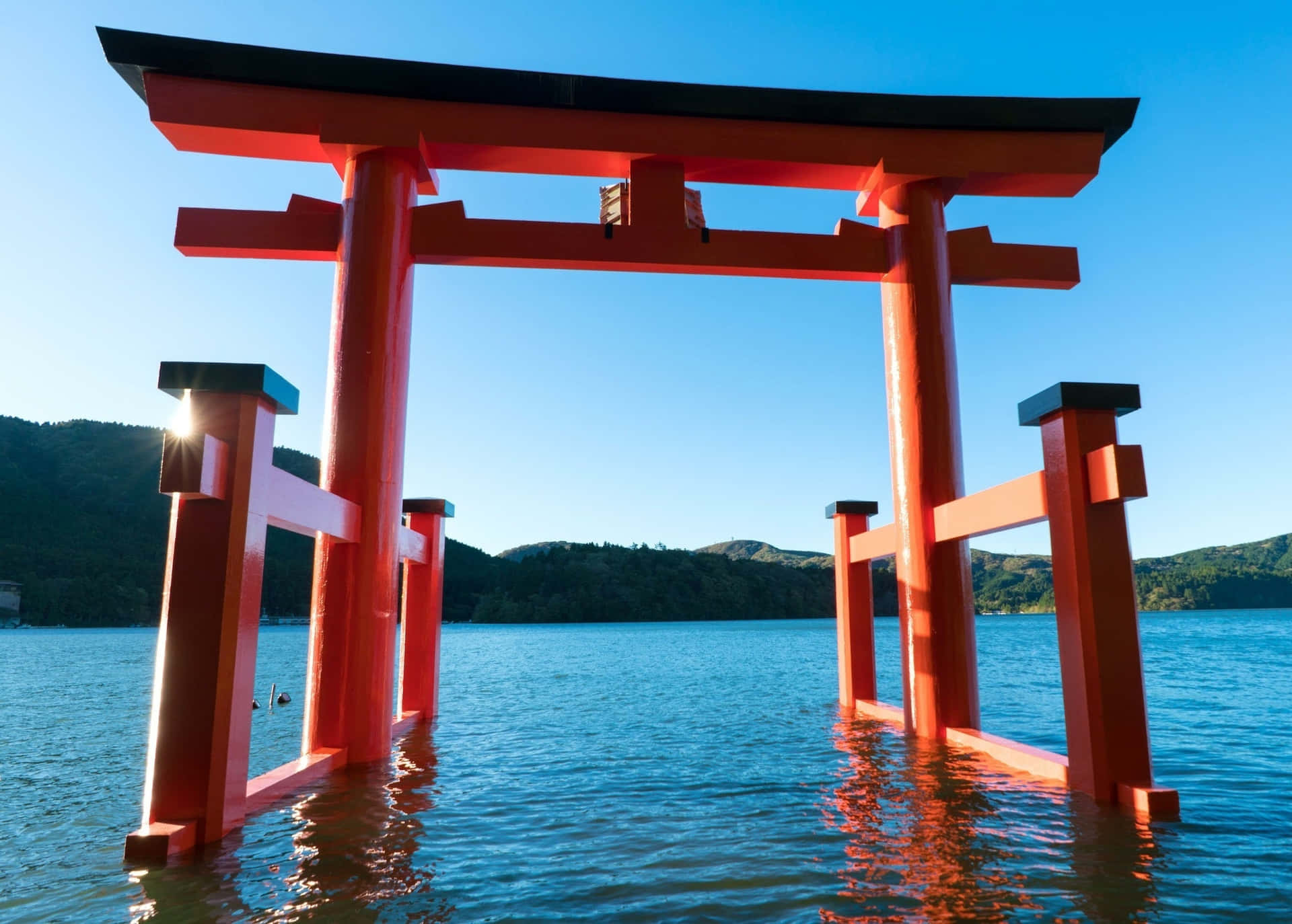 Unhermoso Santuario Shinto En Japón Sumergido En La Naturaleza. Fondo de pantalla