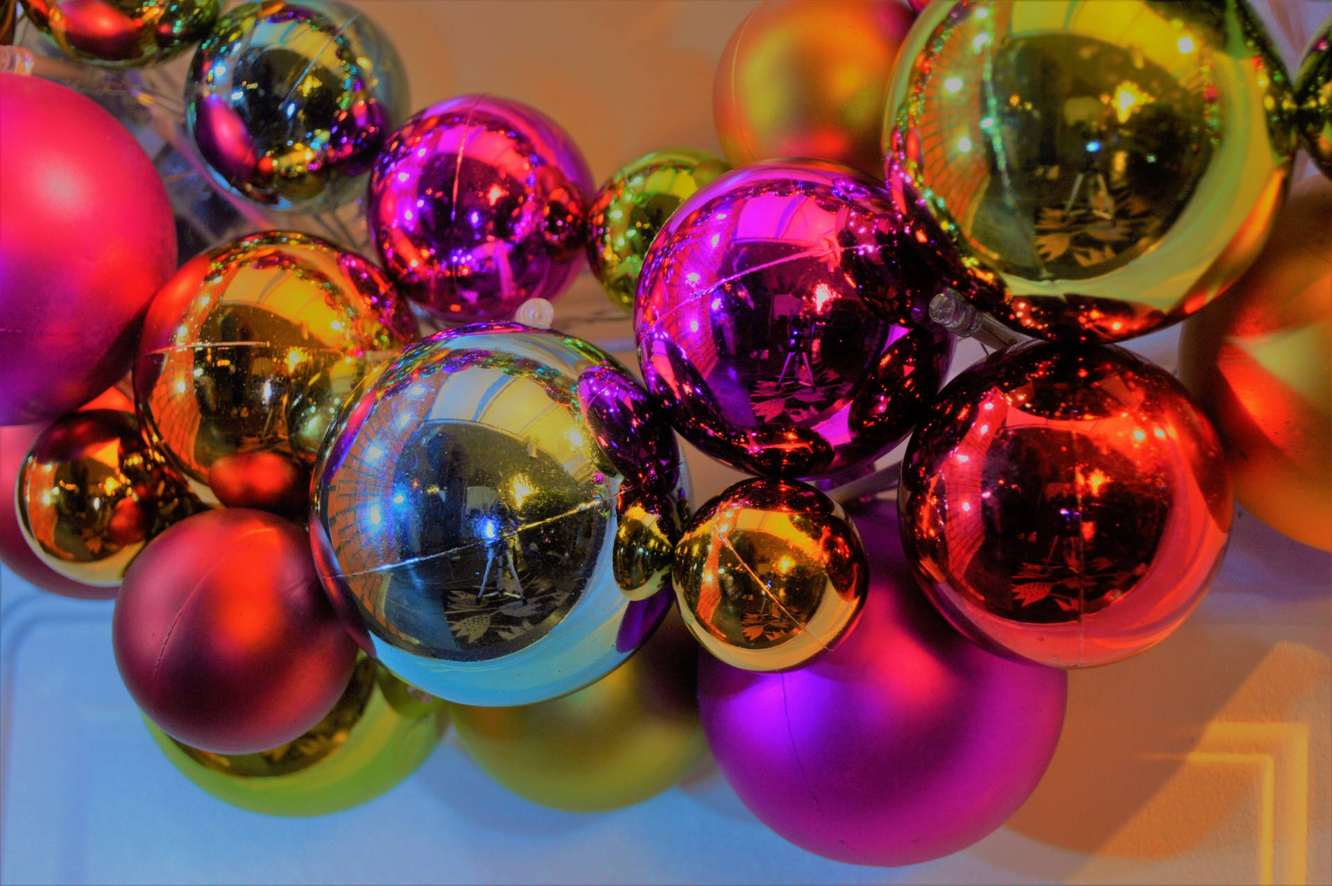 Shiny Christmas Balls Wallpaper
