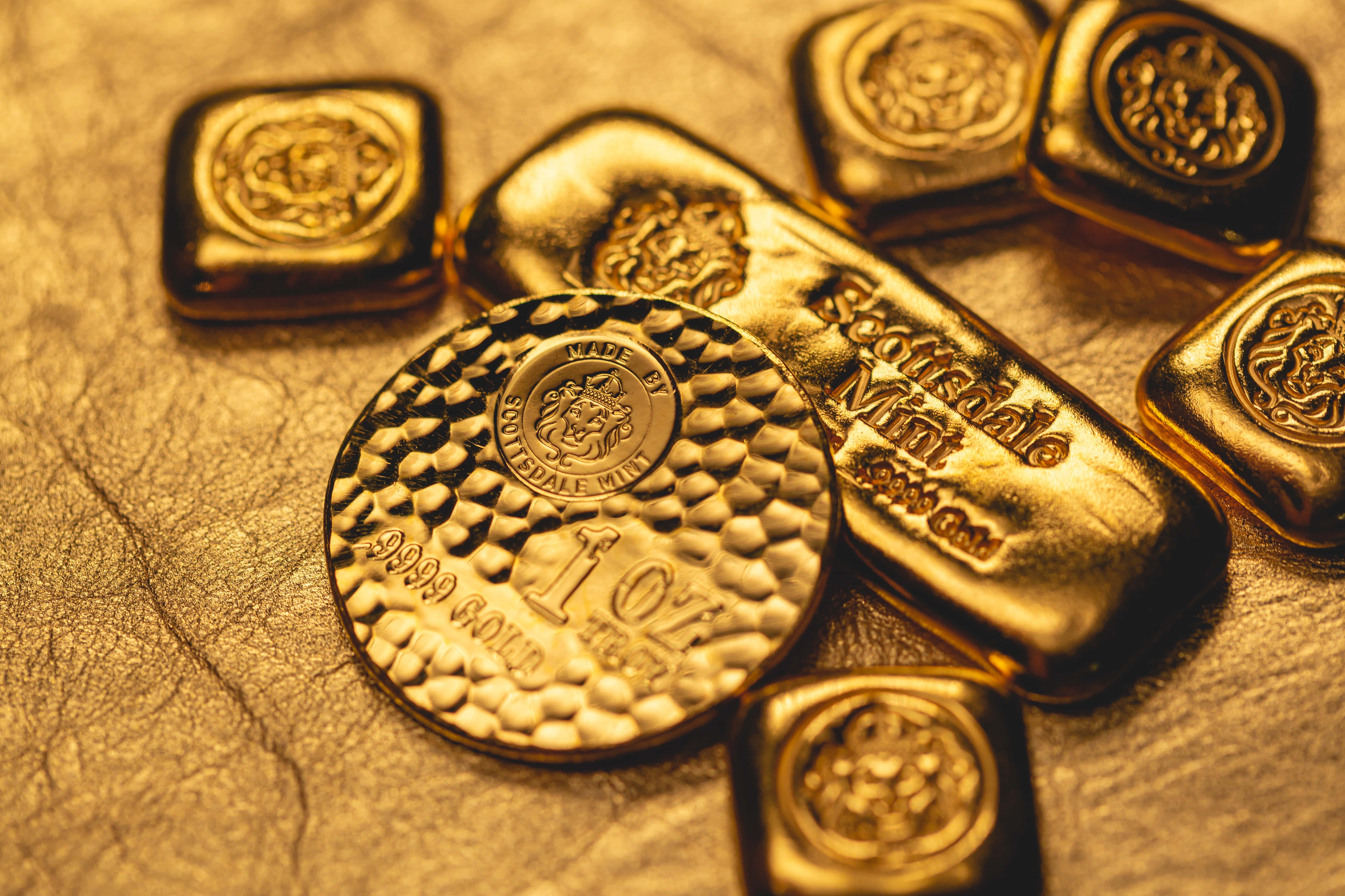 Золотые инвестиционные монеты. Кожа с драгоценными металлами. Инвестиции в золото. Золотой самородок.