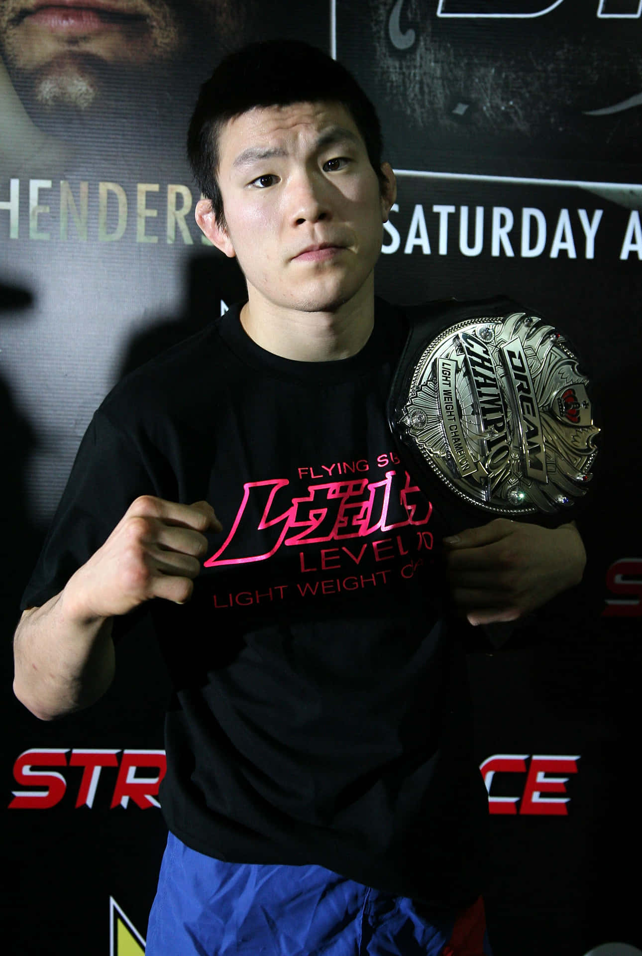 Shinyaaoki Affermando La Propria Supremazia Nel Triplo Main Event Del Campionato Del Mondo Strikeforce Sfondo