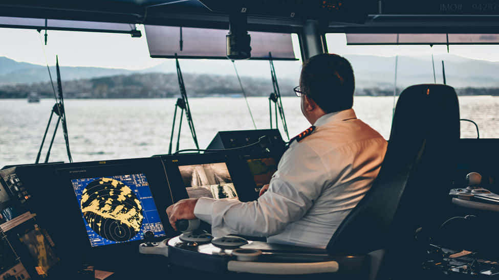 Capitaine De Navire À La Barre Fond d'écran