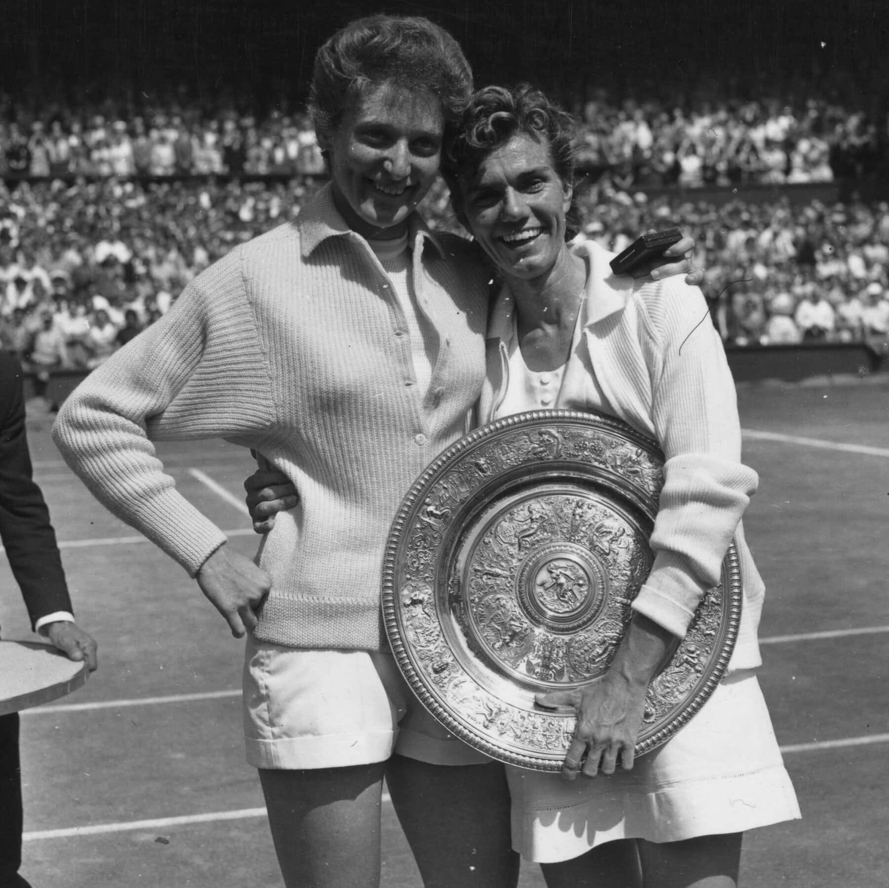 Shirley Fry Irvin og Angela Buxton var det sidste kvindelige hold, der afsluttede Wimbledon dobbeltmesterskabet i 1956. Wallpaper