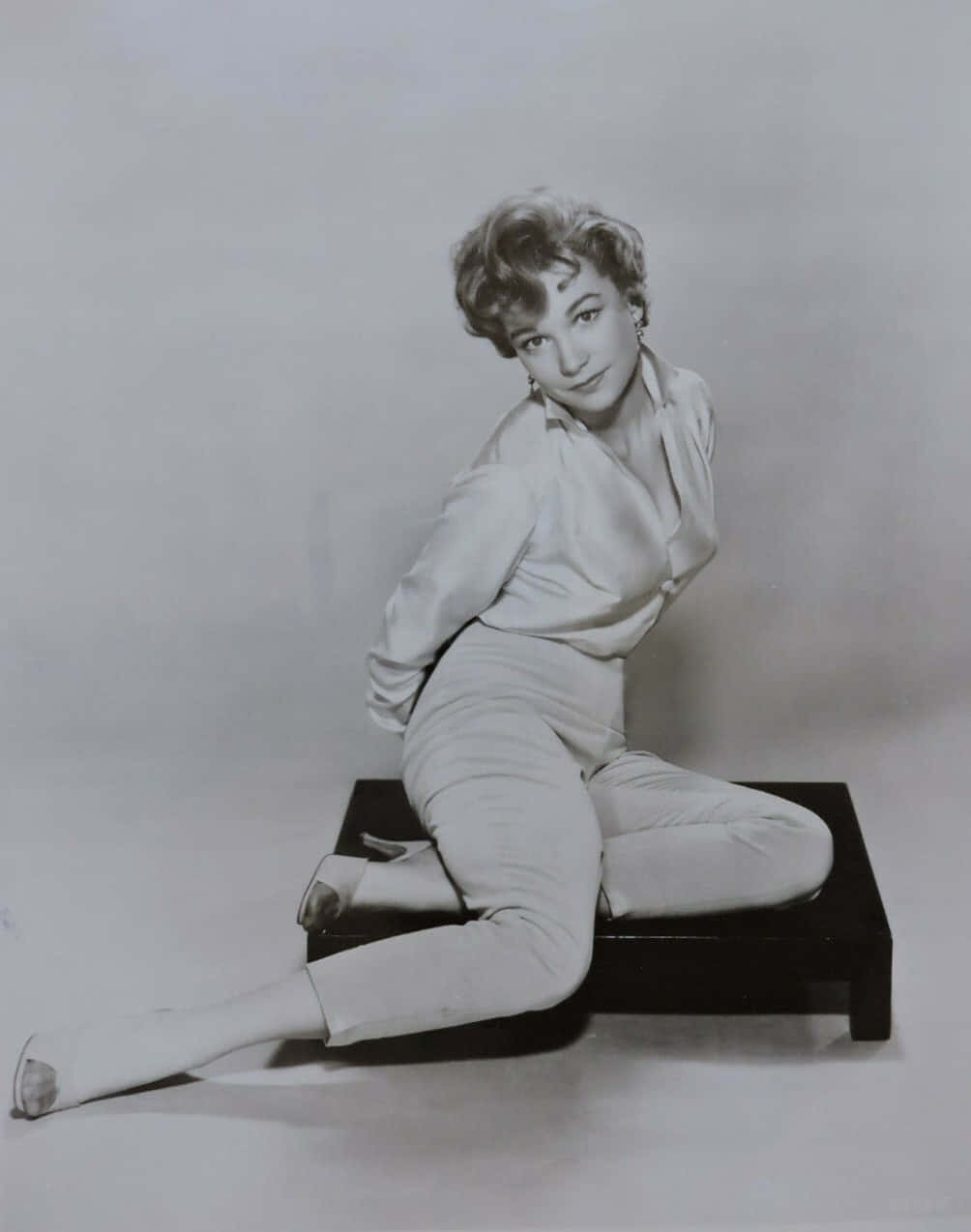 Shirley MacLaine Young Actress Photo Wallpaper