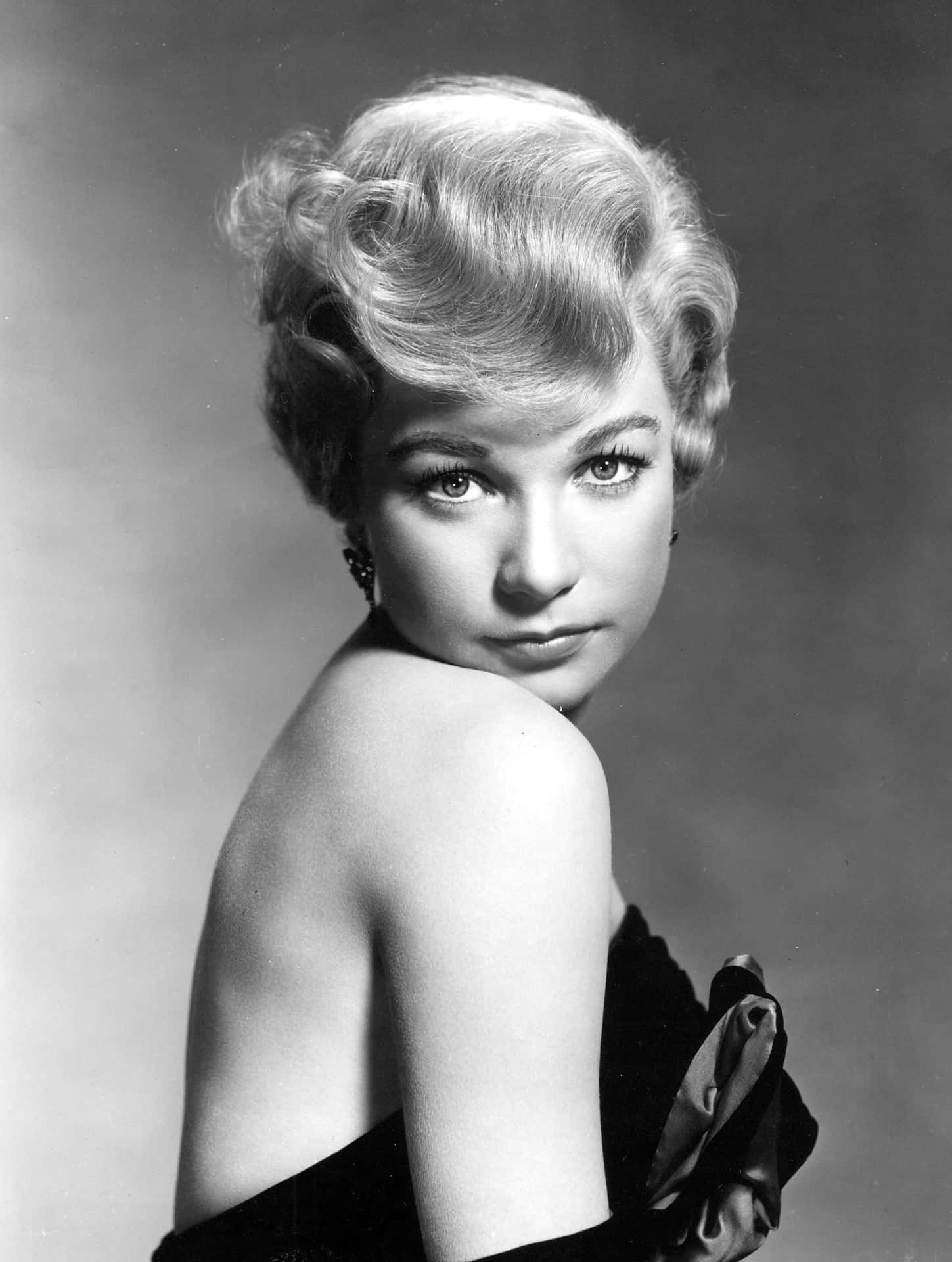 Shirley MacLaine Young Black And White Photo Wallpaper