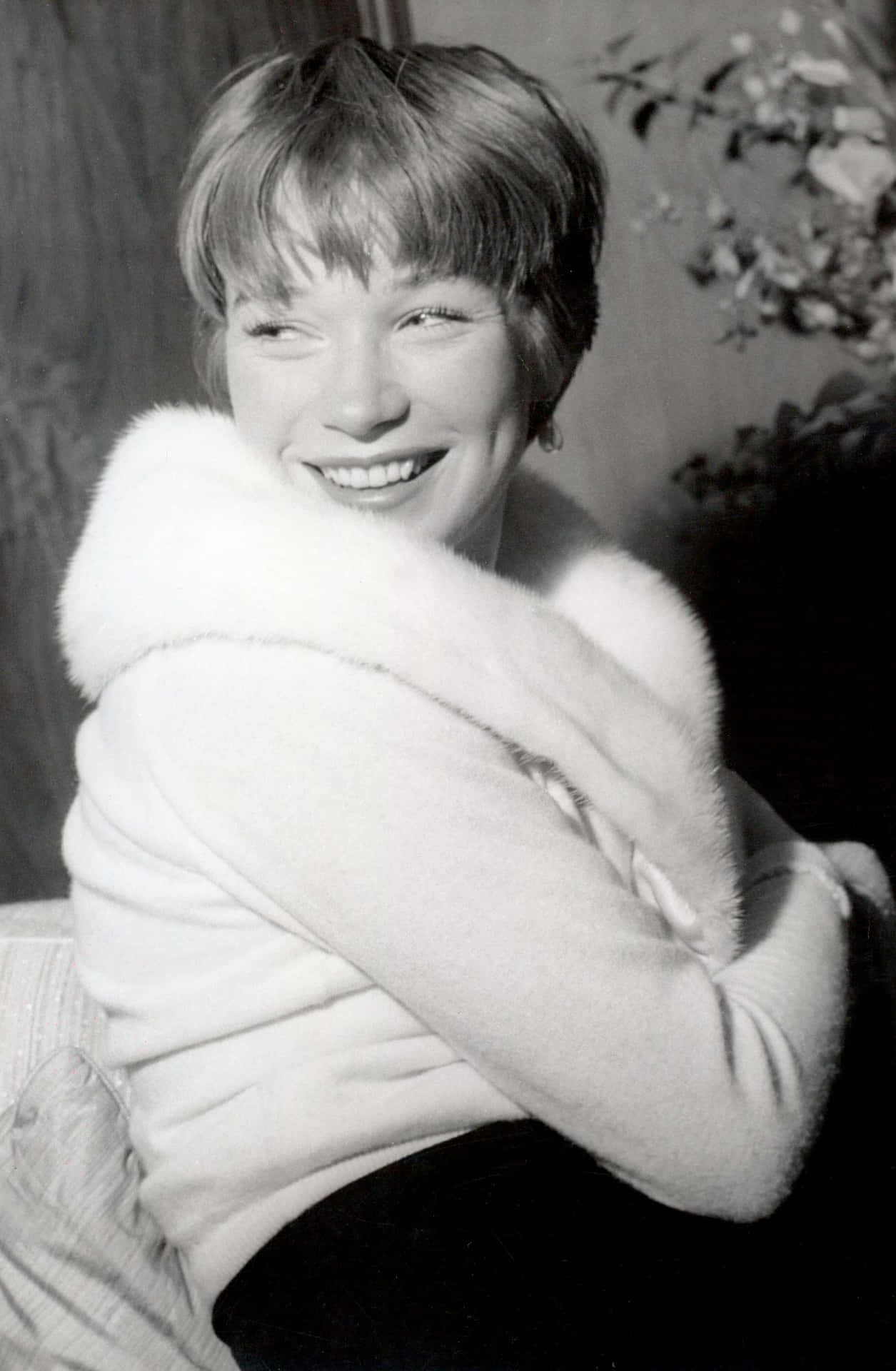 Shirley Maclaine Young Black And White Photo Wallpaper