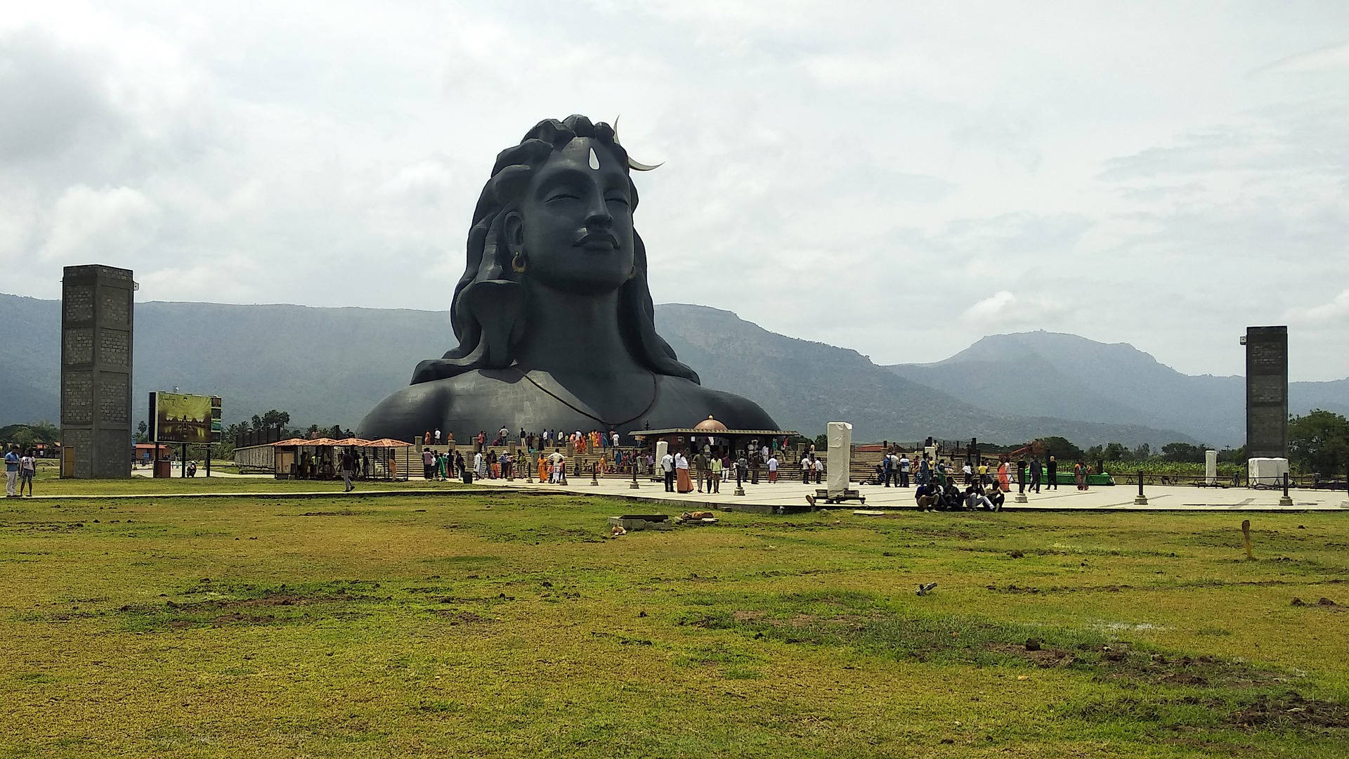 Busto Gigante Di Shiv Shankar Sfondo