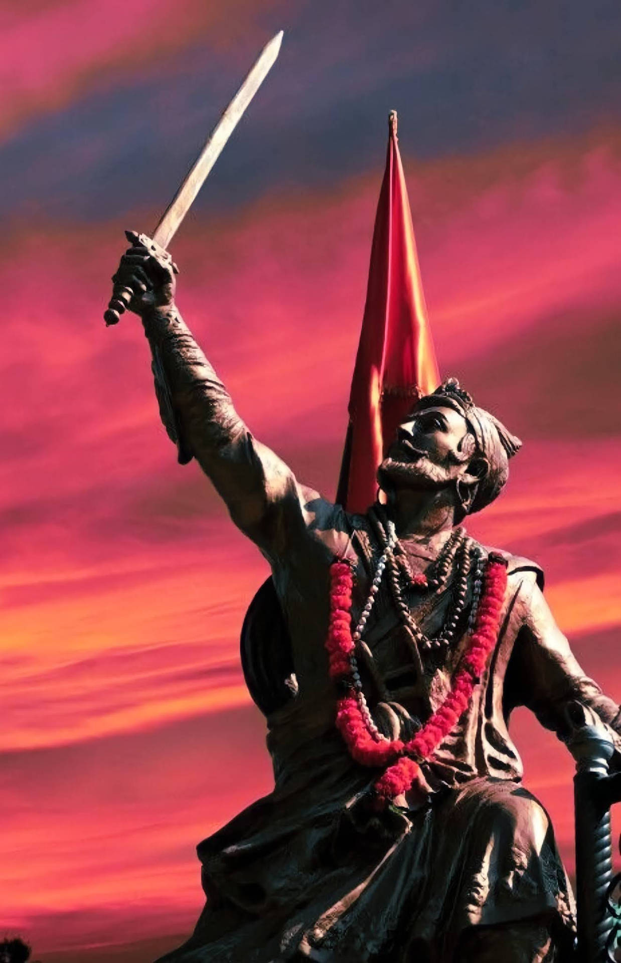Shivajimaharaj Sosteniendo La Espada En Alto En El Aire. Fondo de pantalla