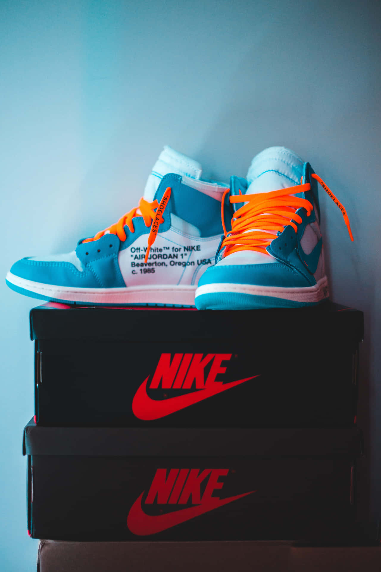 Et par Air Jordan 1 Mid sneakers oven på en boks Wallpaper