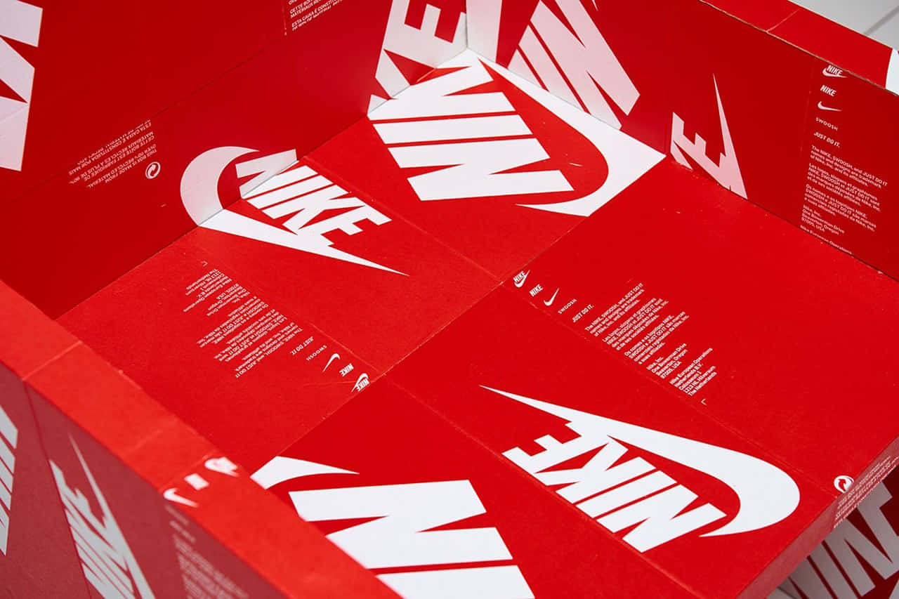 Nike Swoosh-logoer på en rød boks Wallpaper