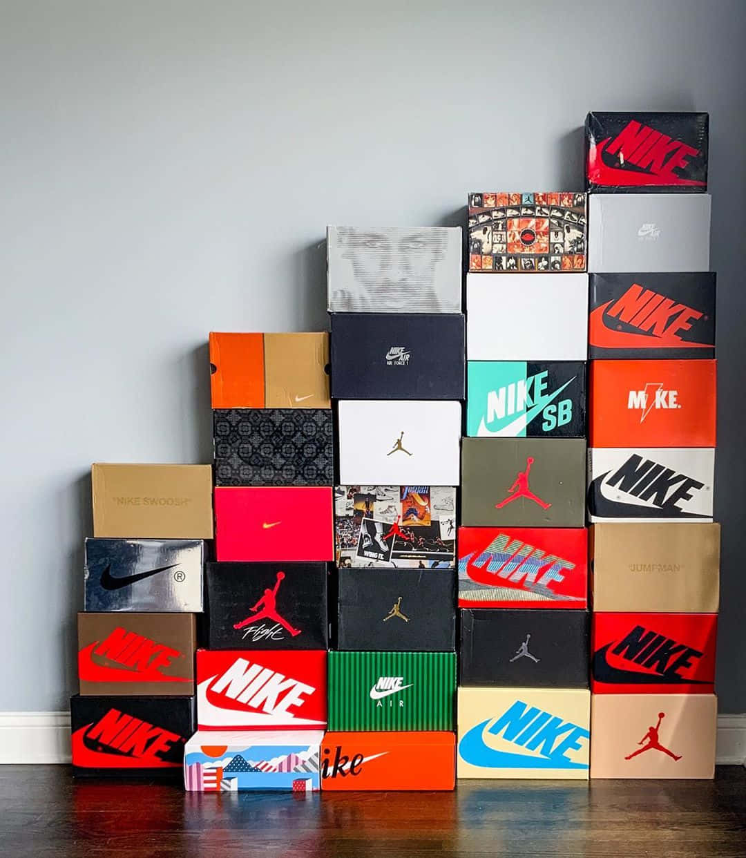 There's nothing quite like opening a new shoe box! Wallpaper