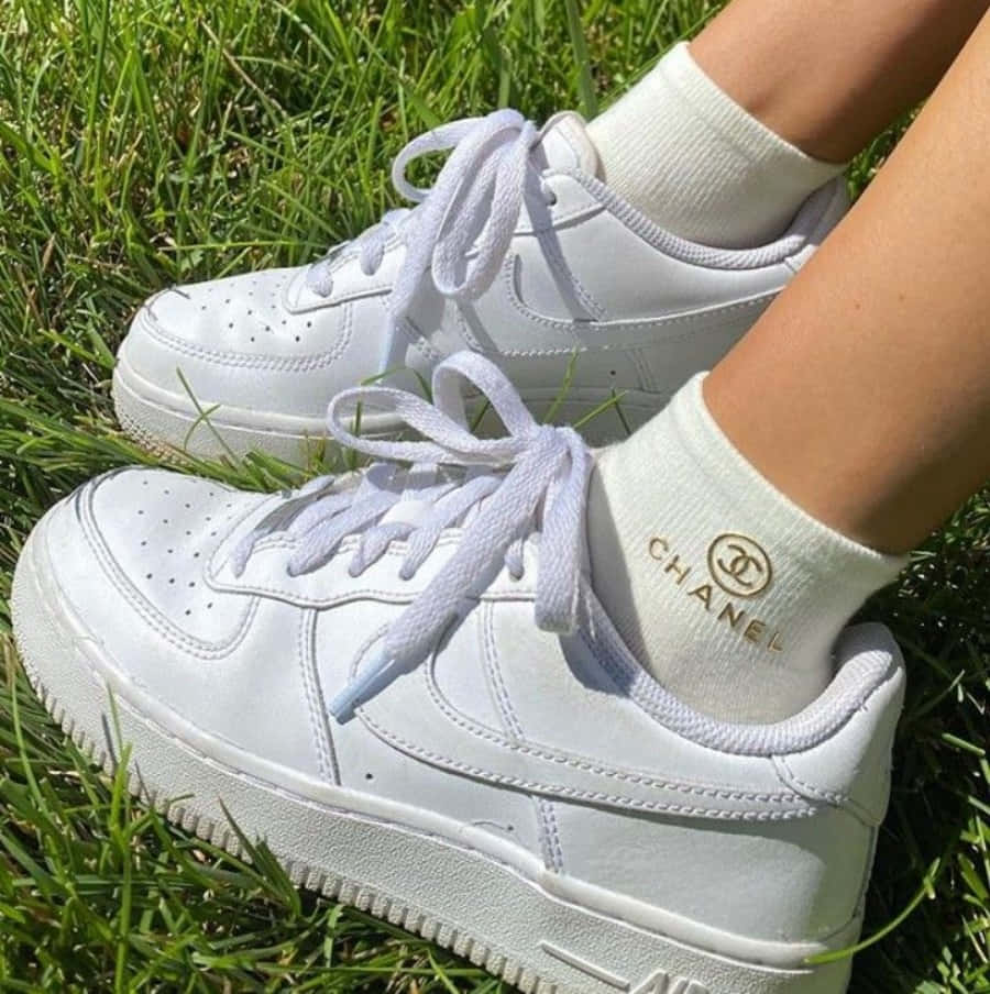 Nikeair Force 1 Hvide Sneakers Med Sokker