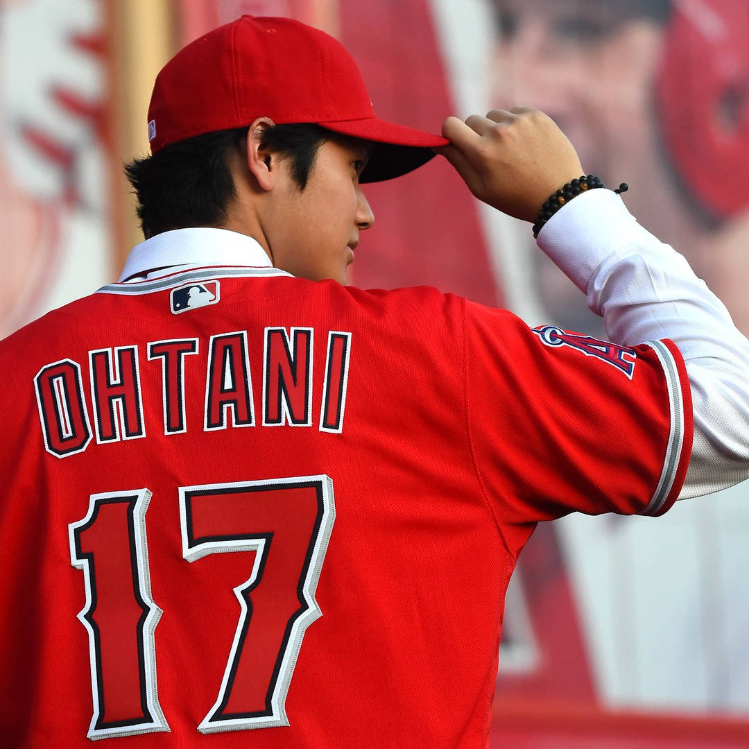 Shohei Ohtani Tipping His Cap Side View Wallpaper