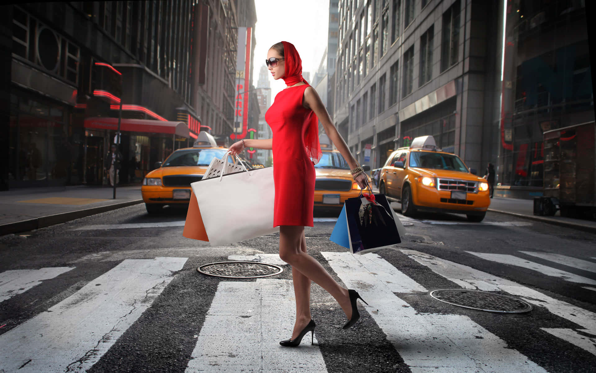 Einefrau In Einem Roten Kleid Überquert Eine Straße Mit Einkaufstaschen.