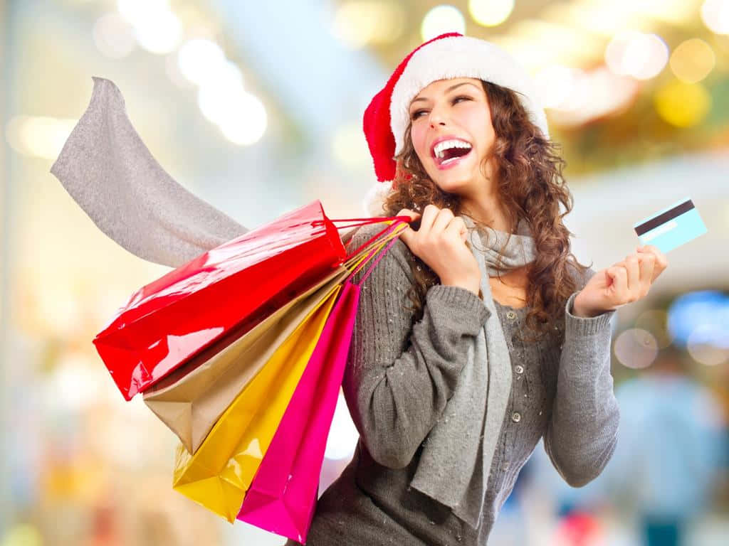 Enkvinna Som Håller I Shoppingkassar Och Ett Kreditkort
