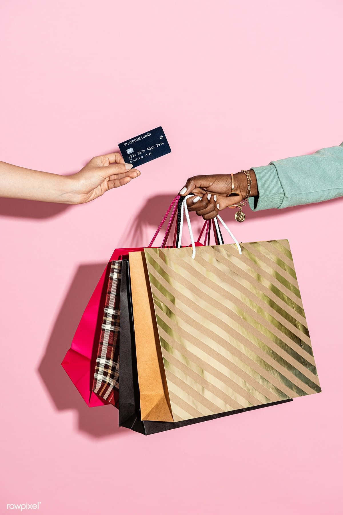 Tvåpersoner Som Håller I Shoppingväskor Och Ett Kreditkort