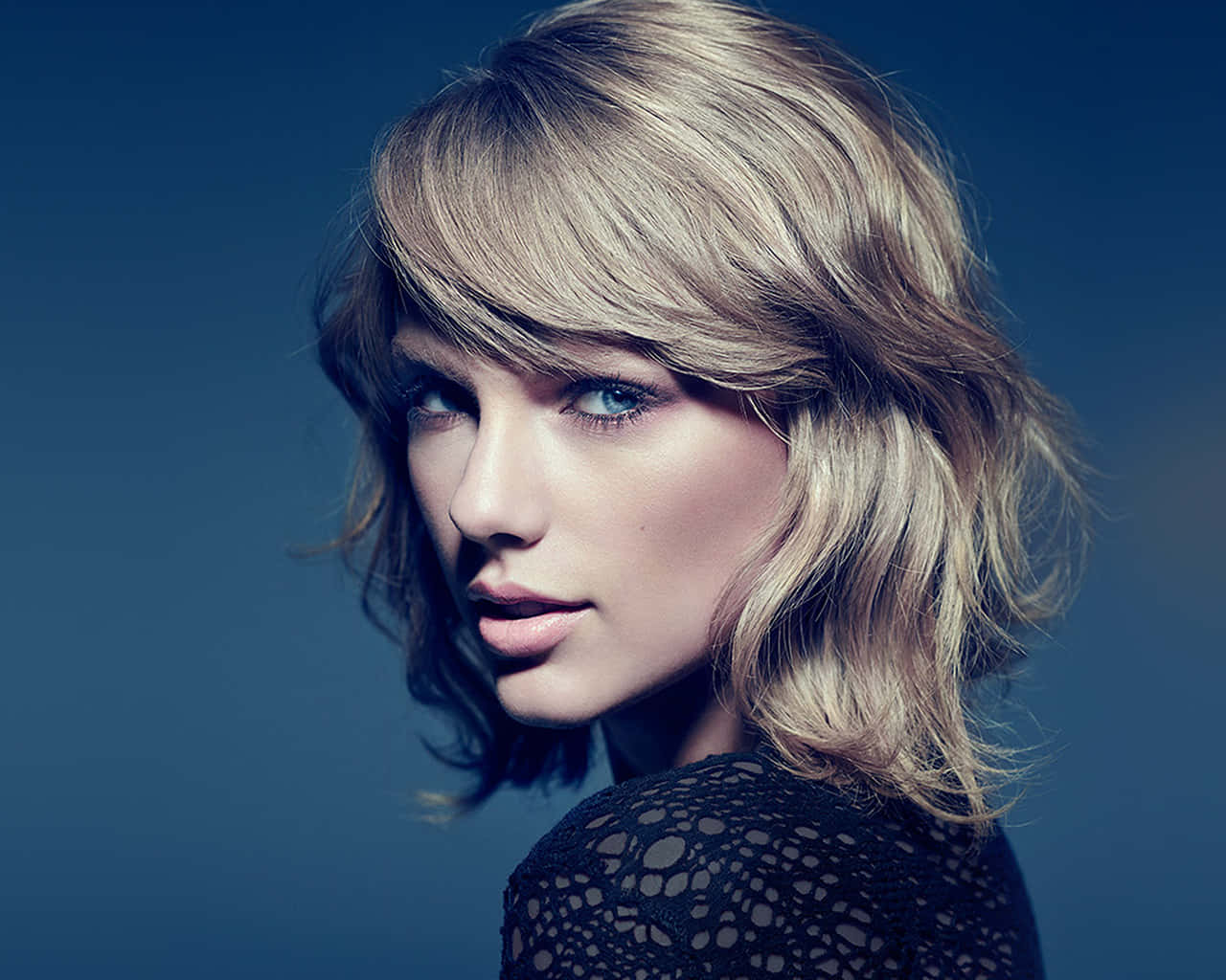 Short Hair Taylor Photoshoot Wallpaper