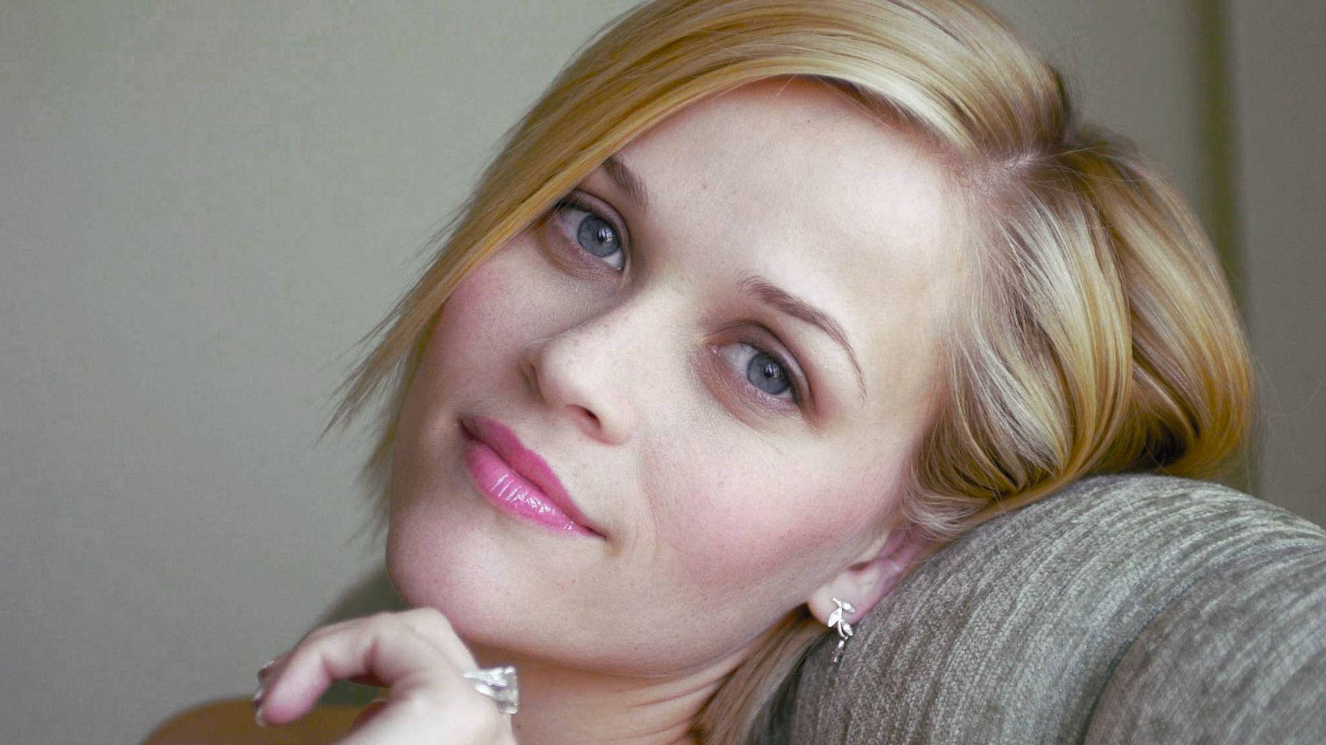 Reese Witherspoon Shows Off Chic Short Blonde Hairstyle Wallpaper