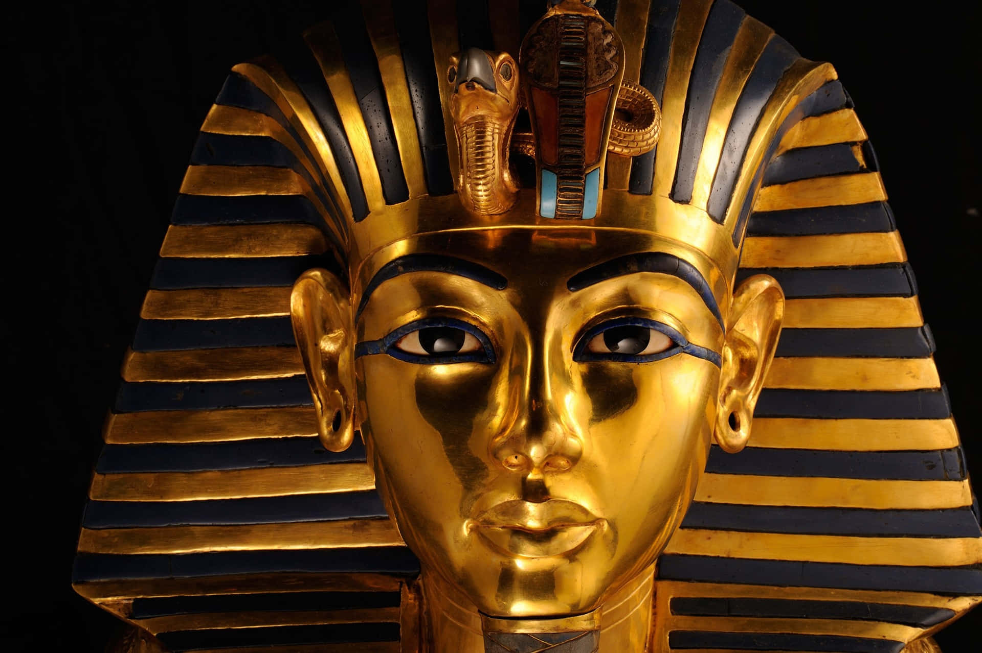 Shot Of The Mask Of Tutankhamun From Egyptian Museum Wallpaper