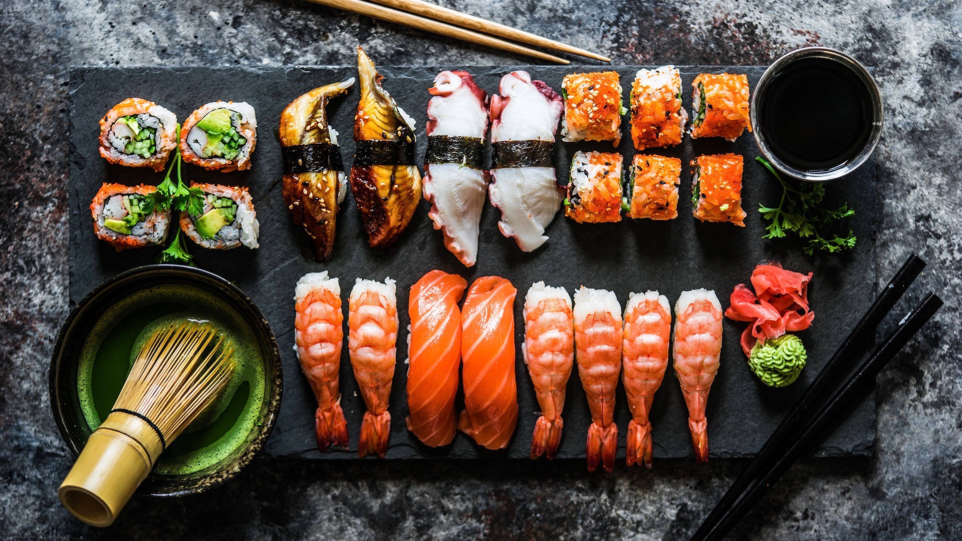 Rejer og laks sashimi med sushi ris Wallpaper