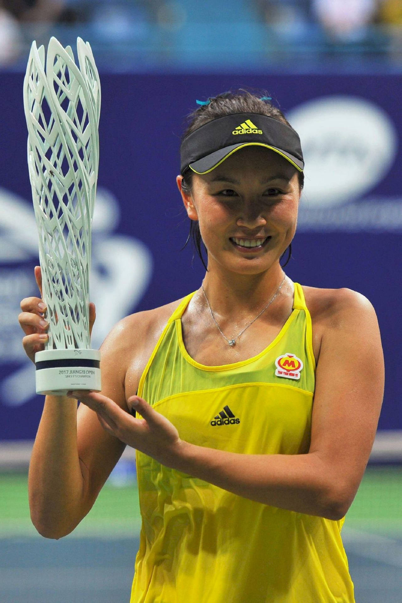 Shuai Peng Triumphantly Holding Tennis Trophy Wallpaper