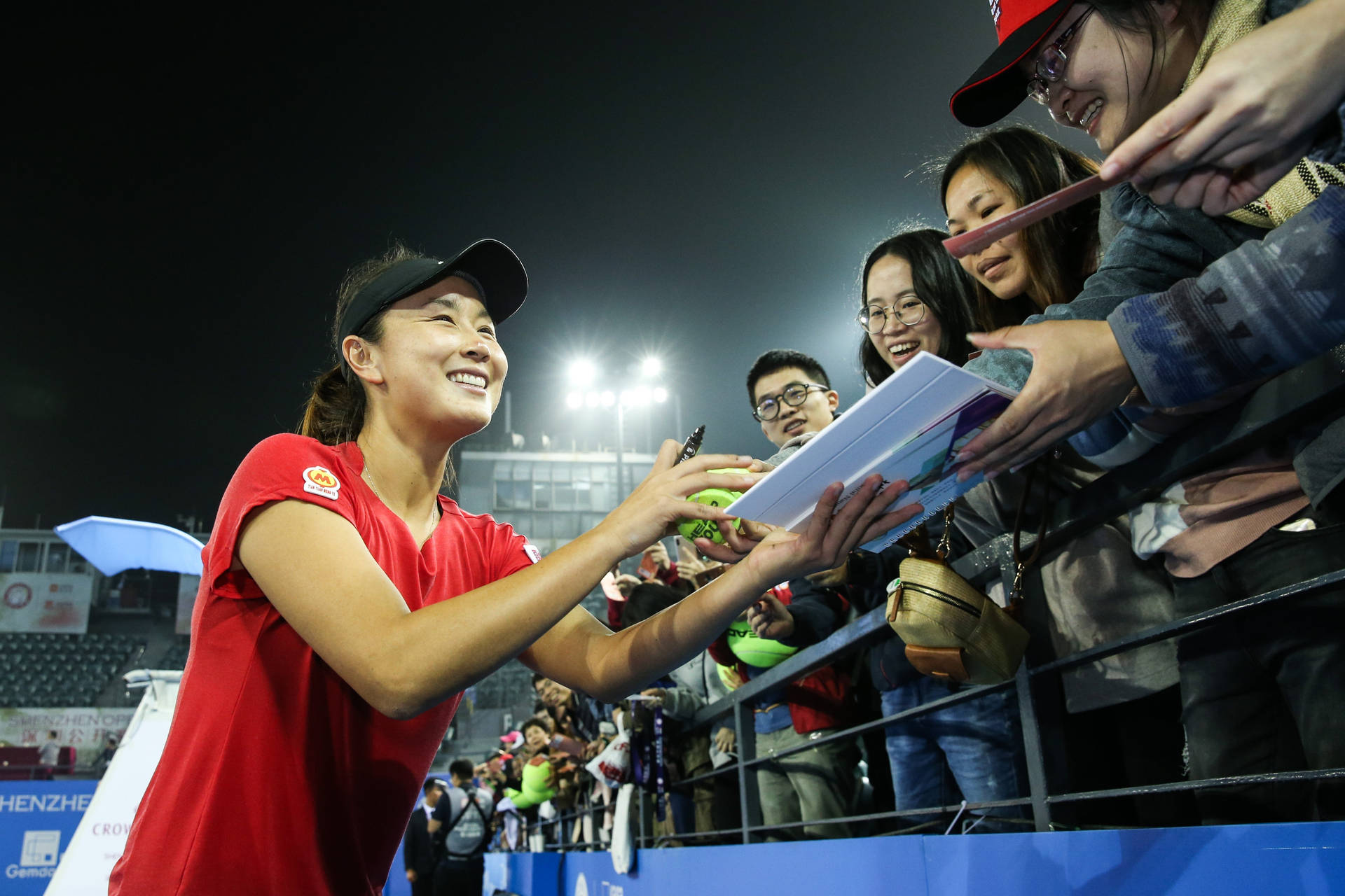 Shuai Peng interagerer med fans. Wallpaper