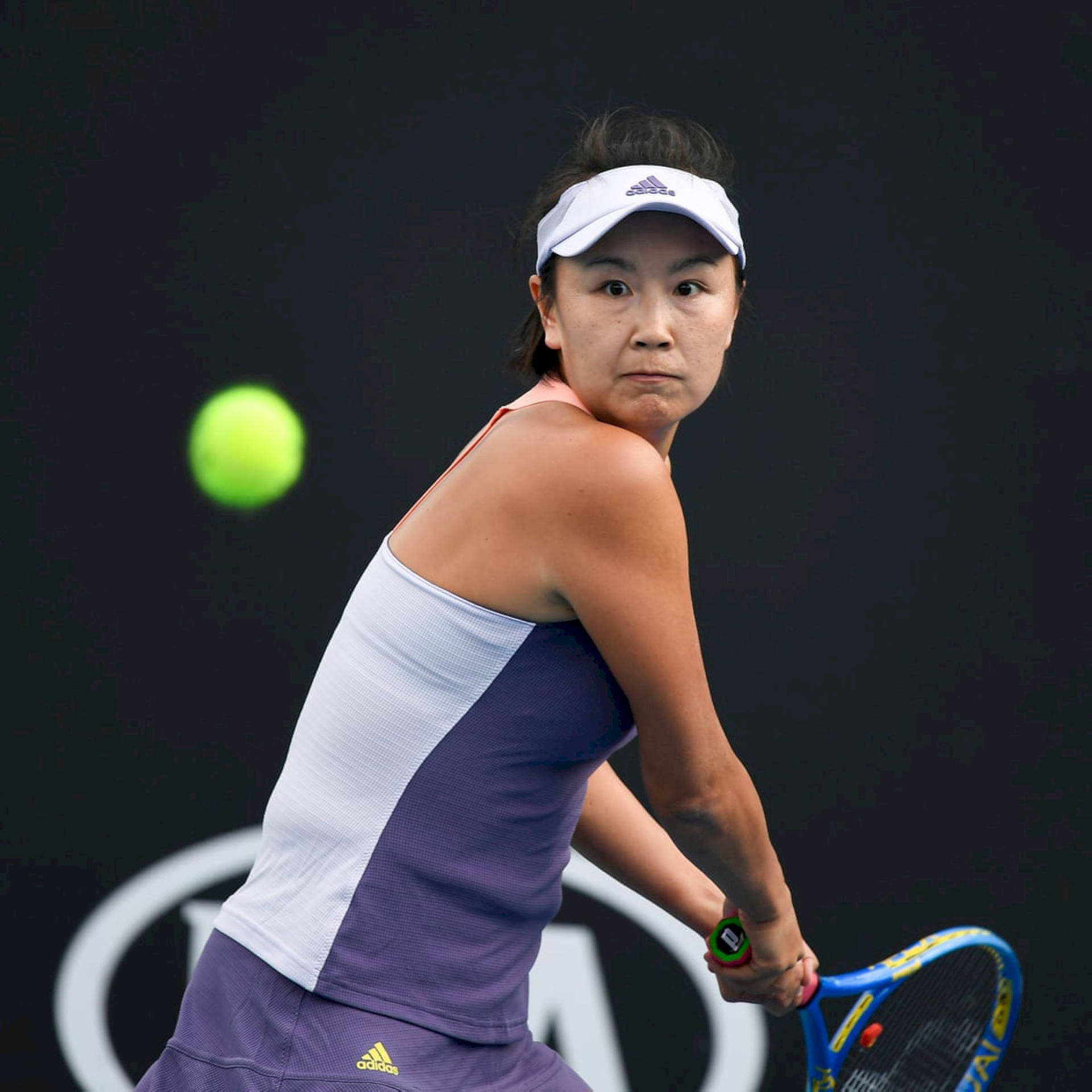 Shuai Peng rammer bolden ved 2017 French Open Wallpaper
