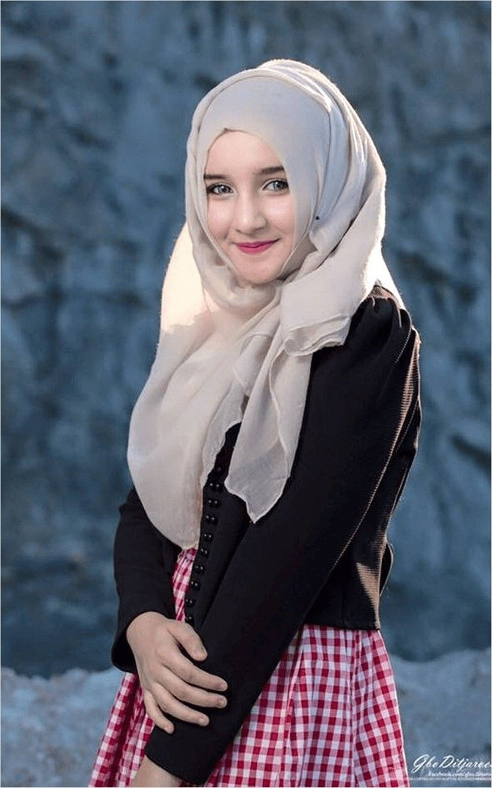 Garotade Hijab Em Uma Pose Tímida. Papel de Parede