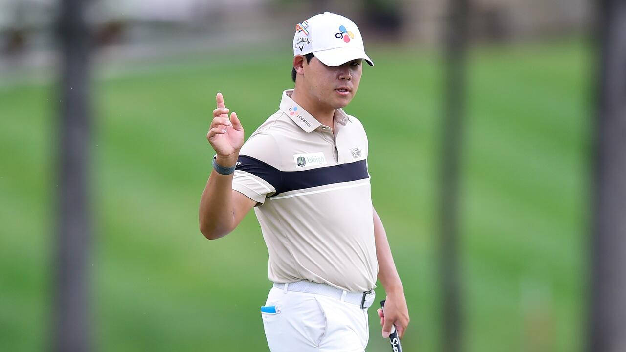 South Korean Professional Golfer Si Woo Kim signaling on the course Wallpaper