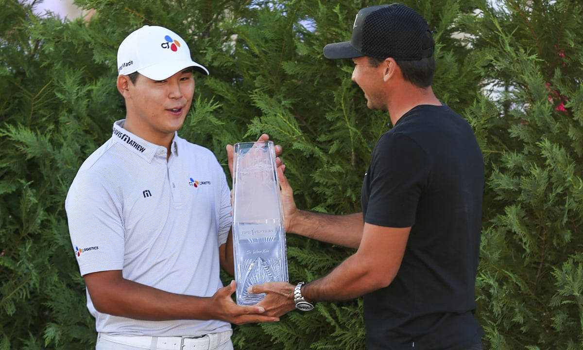 Si Woo Kim Receiving Trophy Wallpaper
