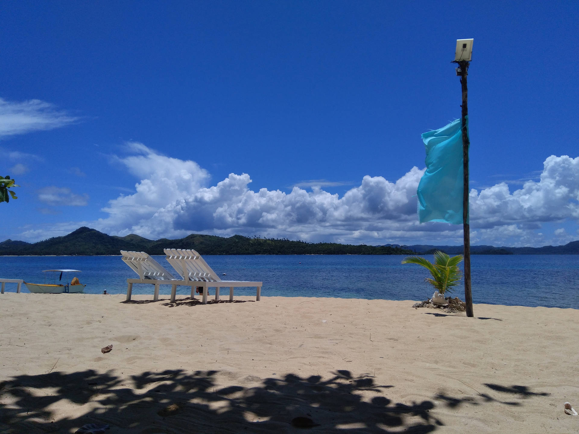 Cadeirasde Lounge Na Praia Da Ilha De Siargao. Papel de Parede