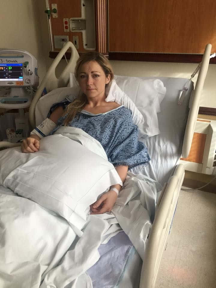 Einefrau Im Krankenhausbett Mit Einem Monitor.