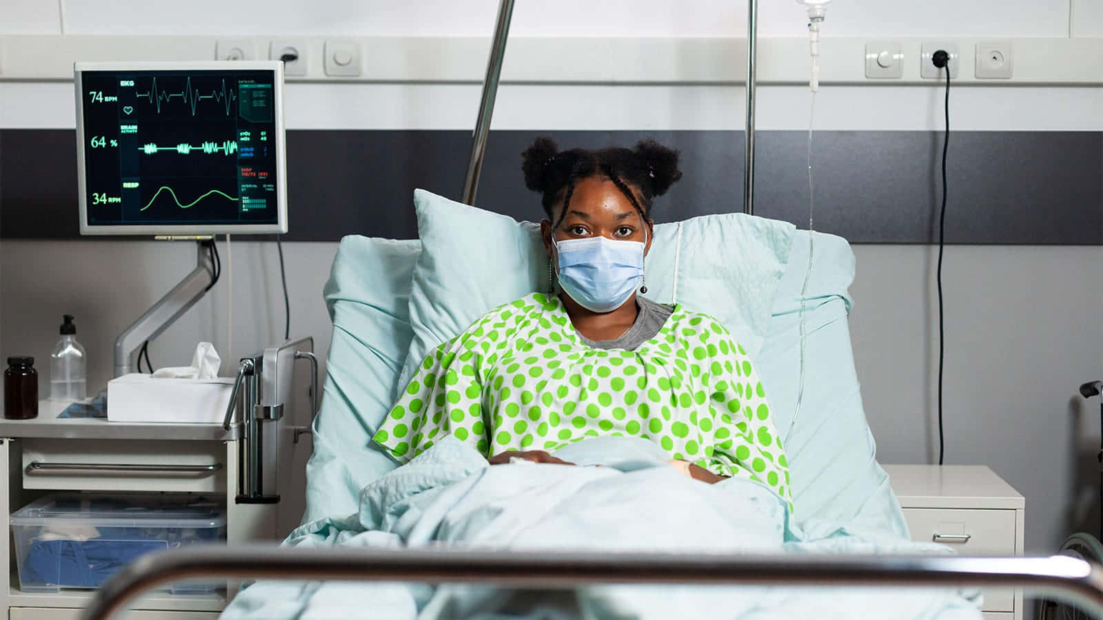 Mujernegra Joven Enferma En El Hospital. Fondo de pantalla