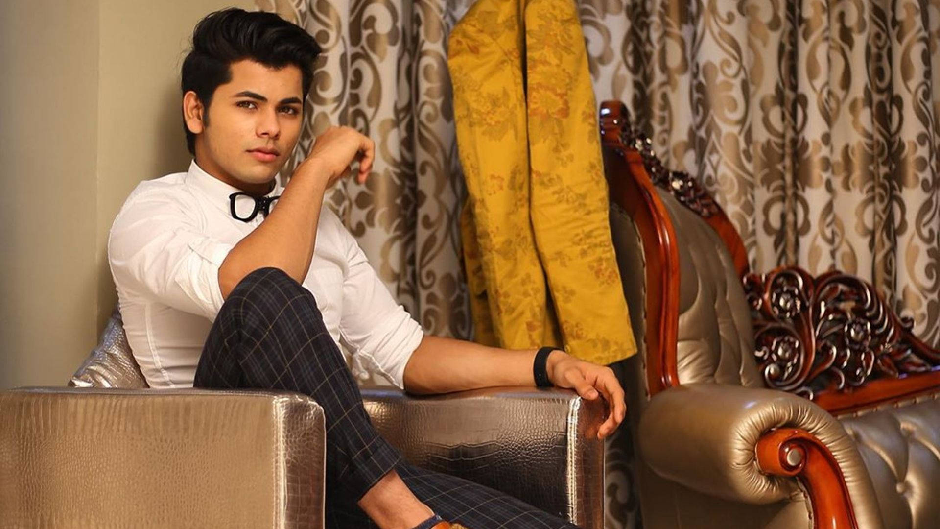 Dynamic Siddharth Nigam Captured in a Casual Moment Wallpaper