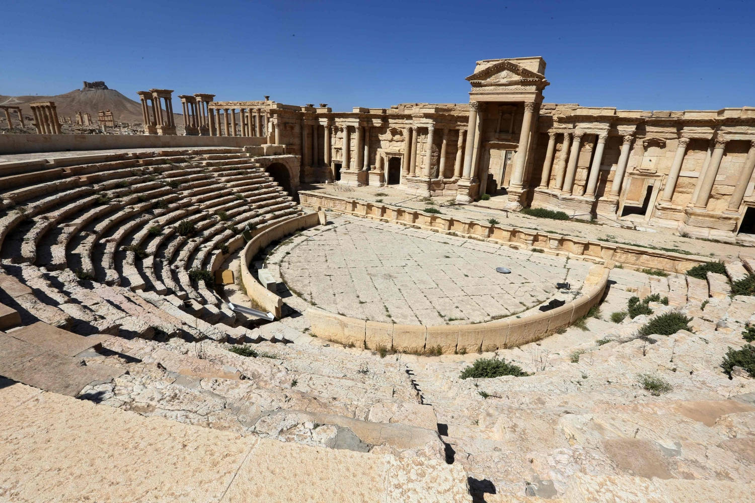 Side Angle Photo Of Teatro Romano De Palmyra Wallpaper