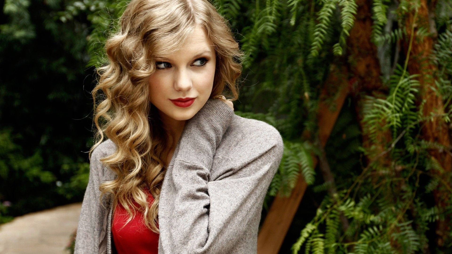 Side-glance Pose Taylor Swift Background