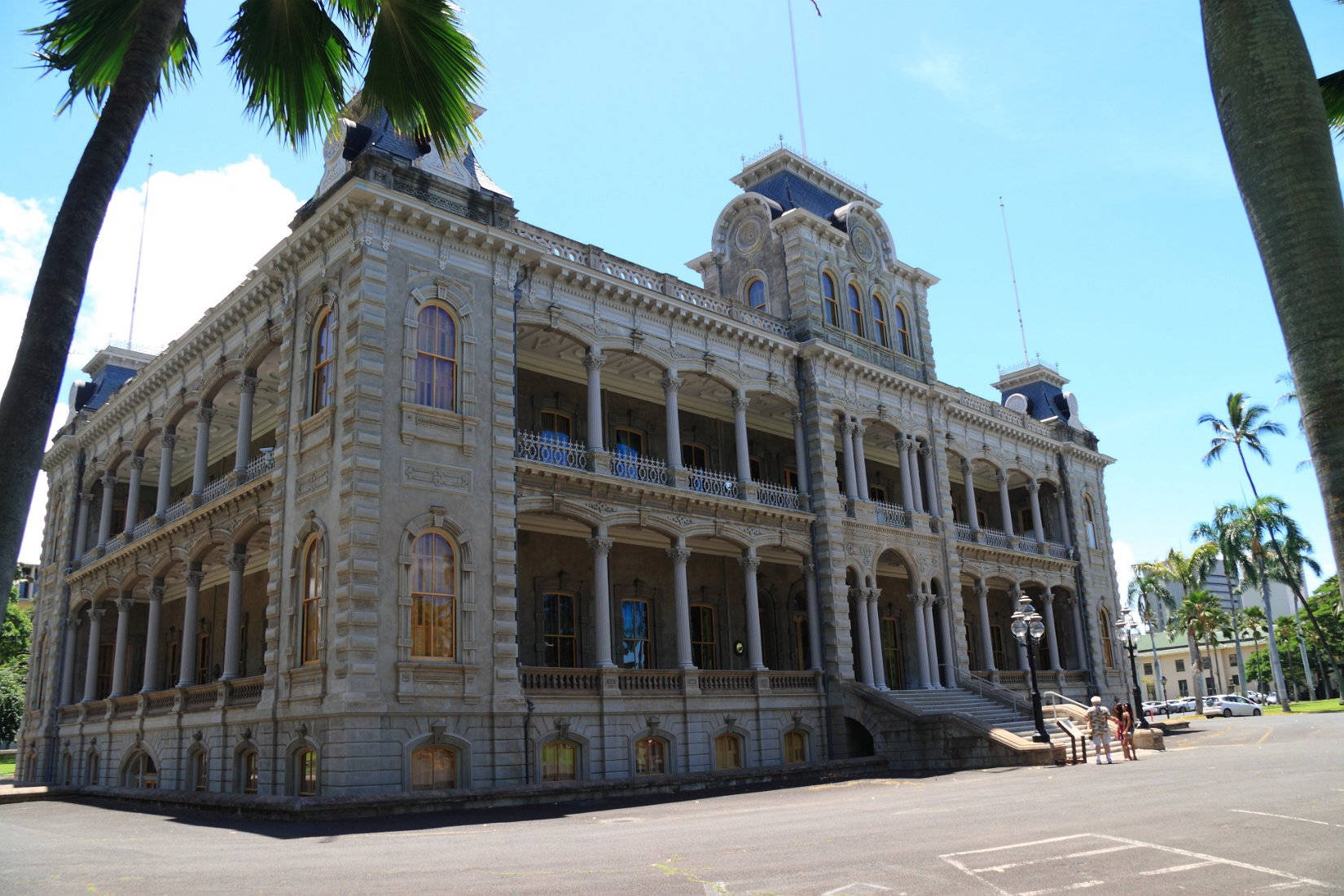 Side Of The Iolani Palace Wallpaper
