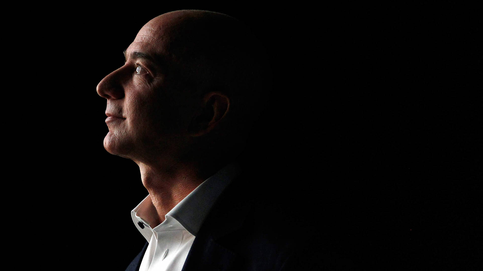 Sideprofil Jeff Bezos skiller sig ud på skrivebordet Wallpaper