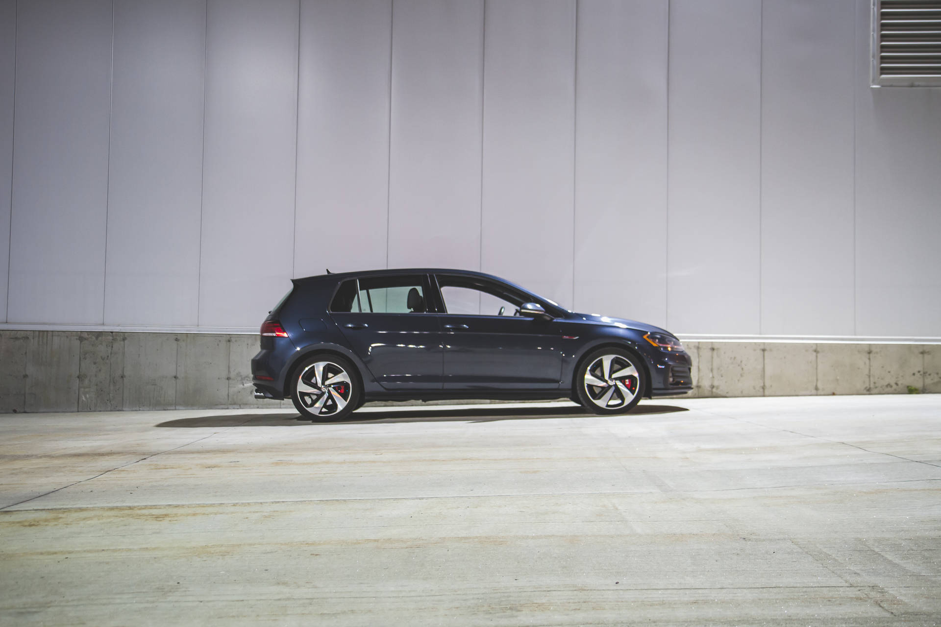Sidevisning af blå Volkswagen Golf GTI Noford-rustfri Wallpaper