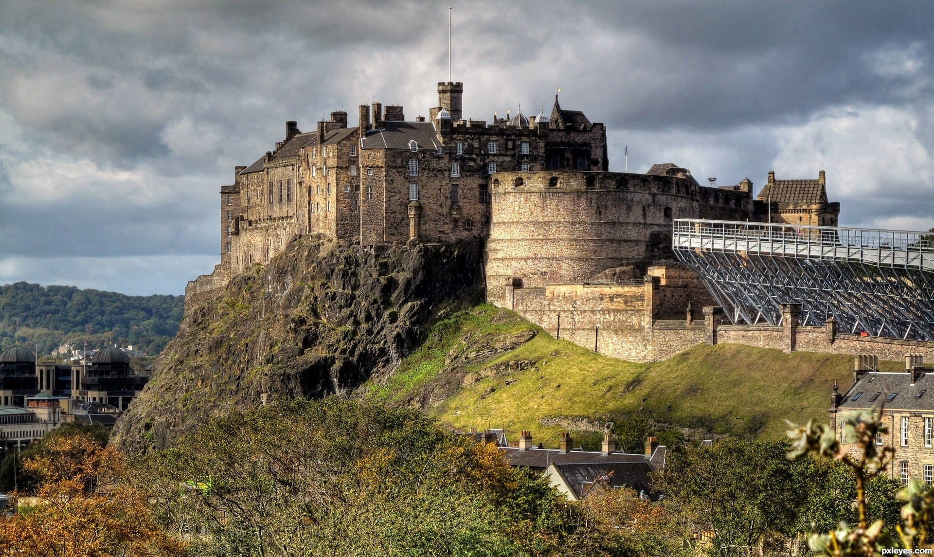 Side View Of Edinburgh Castle Wallpaper