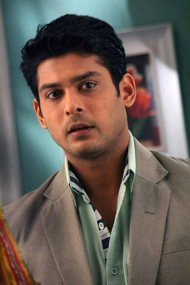 Sidharth Shukla In A Gray Suit Wallpaper