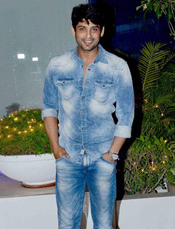 Sidharthshukla Im Jeans-outfit Wallpaper