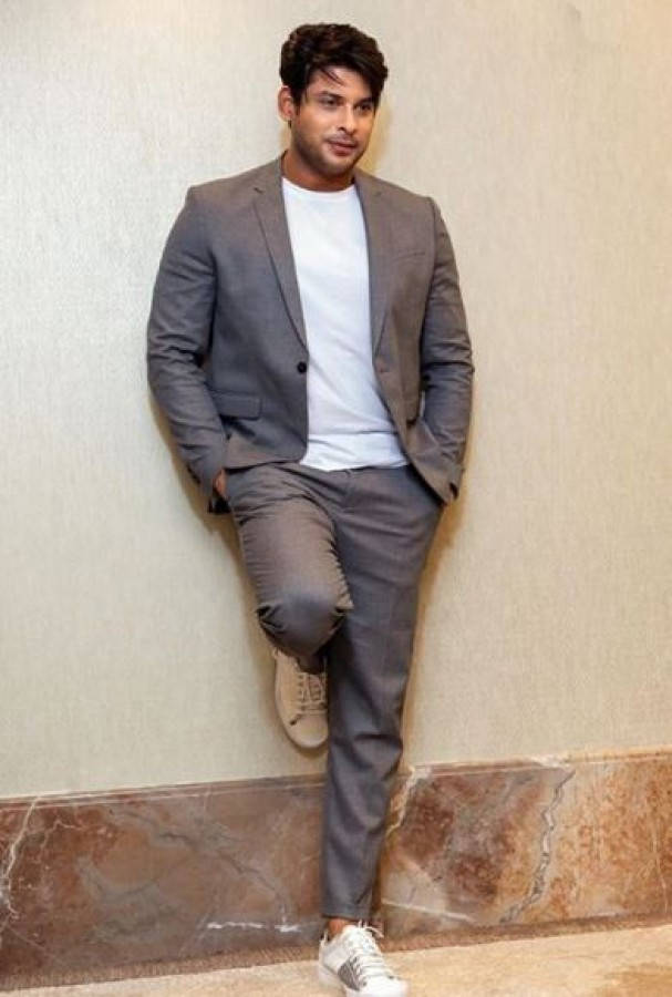 Sidharth Shukla Leaning On A Wall Wallpaper